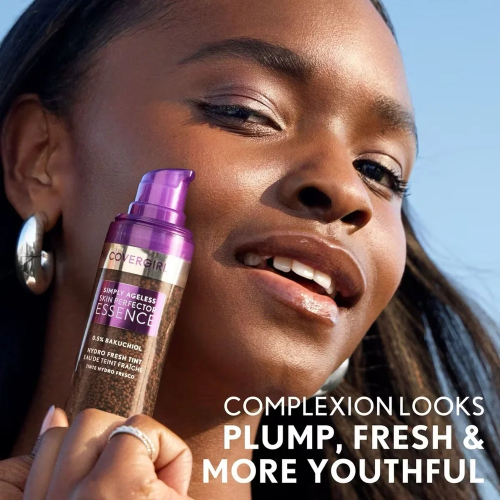 CoverGirl Simply Ageless Skin Perfector Essence Foundation - 20 Light, NEW